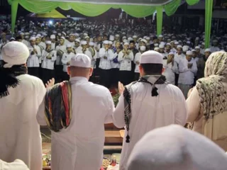 Hukum Berdiri Saat Maulid